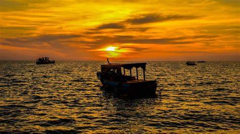 coucher de soleil sur le lac Tonlé Sap