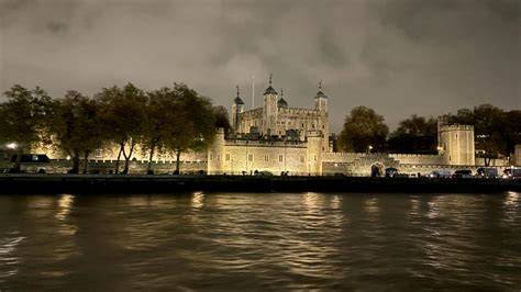 Tour de Londres illuminée depuis la Tamise