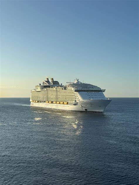 Navire de croisière en mer