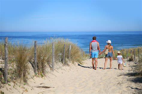 Famille sur plage de la côte Atlantique