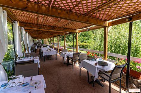 Terrasse auberge moulin bord de l’eau