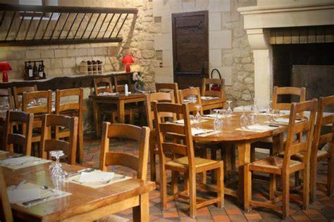 ancienne auberge au pied du château de Mello