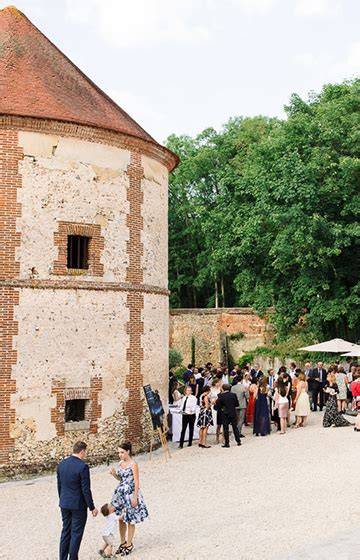 mariage dans une cour fleurie face au château