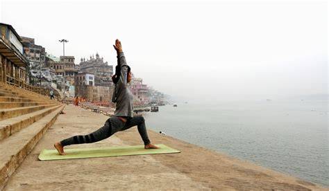 Pratique du yoga au bord du Gange