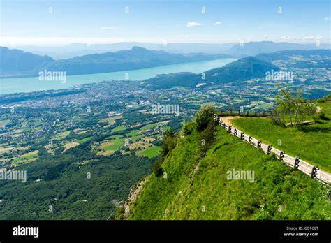 Vue sur Aix-les-Bains et lac du Bourget