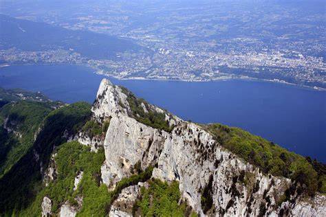 La Dent du Chat au-dessus du lac