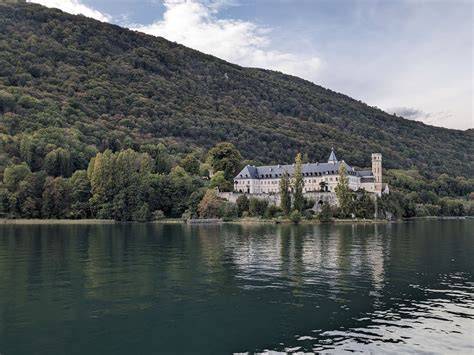 Abbaye d’Hautecombe au bord du lac