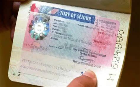 Différents titres de voyage pour étrangers protégés