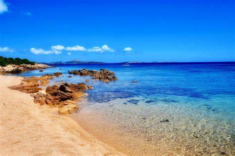 Plage aux eaux turquoise en Sardaigne