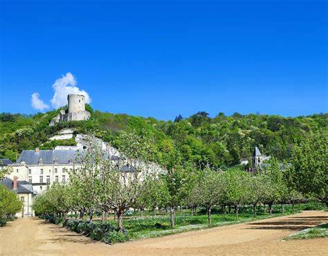 Village de Pâques autour du Château Balthasar