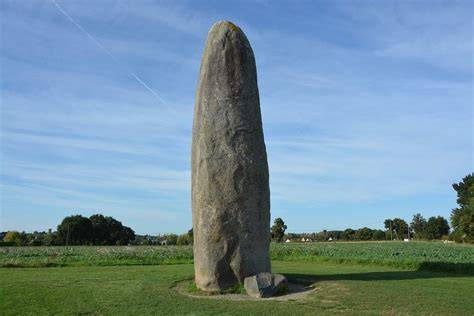 Adolescents gaulois autour d’un menhir