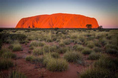 Uluru au coucher du soleil dans le Centre Rouge