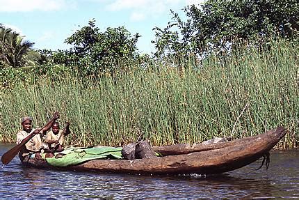 Construction traditionnelle d’une pirogue malgache