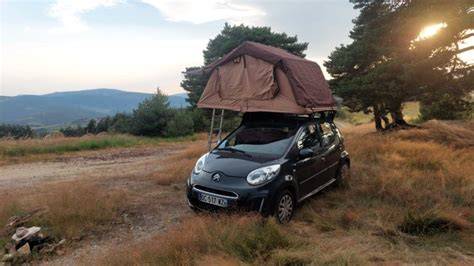 Voyage en tente de toit sur voiture