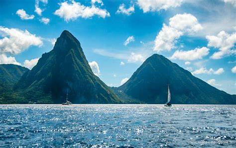 Deux Pitons de Sainte-Lucie depuis la mer