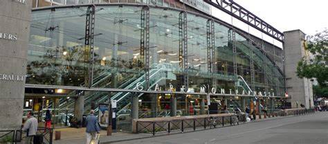 Gare Montparnasse façade et voyageurs