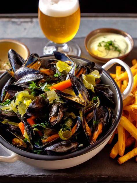 Moules-frites et bière belge au restaurant