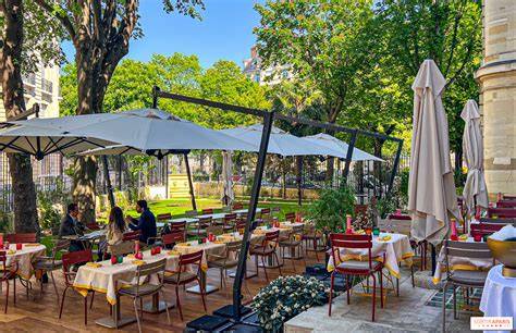 Terrasse de restaurant à la belle saison