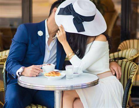 Couple de mariés préparant une lune de miel