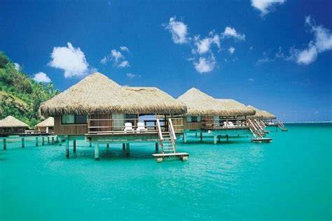 Plage turquoise et bungalow sur pilotis