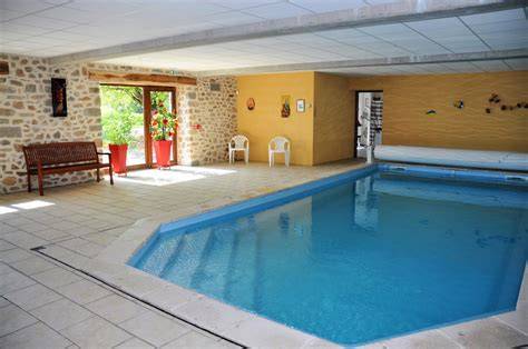 Gîte de groupe avec piscine intérieure et billard