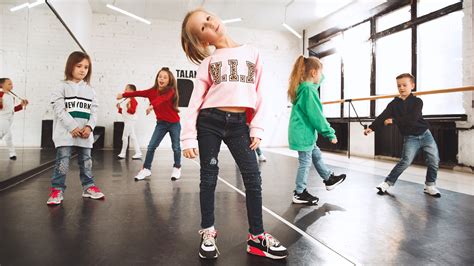 Enfant réalisant la danse floss