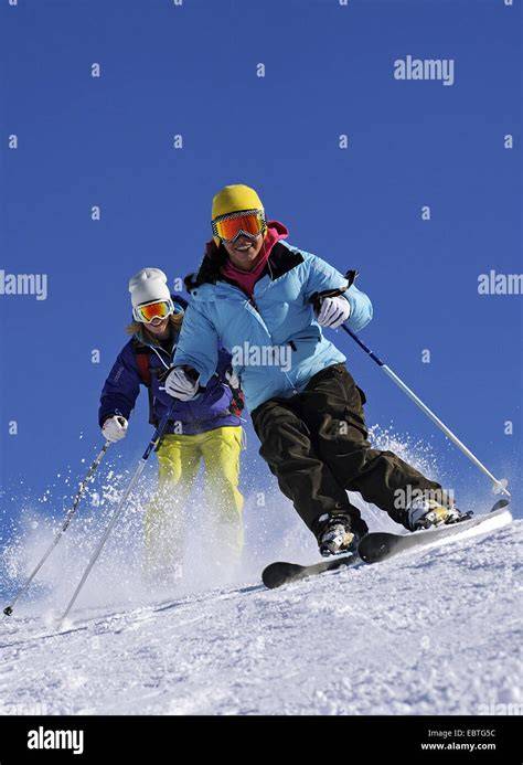 Skieurs équipés sur piste enneigée