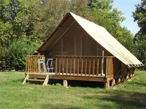Intérieur tente lodge bois et toile
