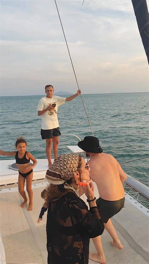 Amies en paddle et snorkeling depuis un catamaran