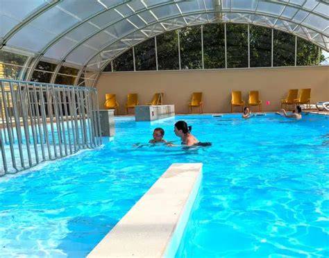 camping familial piscine chauffée couverte