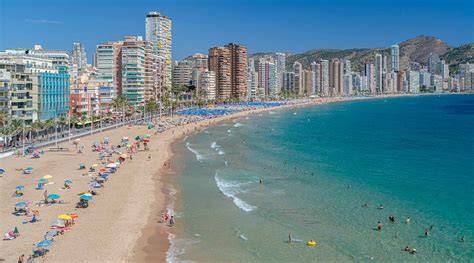 Beach Club de Benidorm face à la Méditerranée