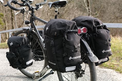Vélo trekking noir avec sacoches