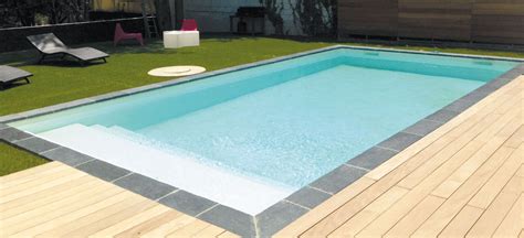 piscine coque à fond incliné familiale