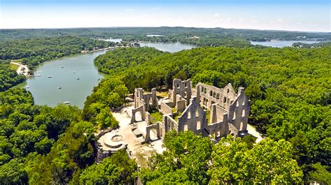 Lac des Ozarks et collines boisées
