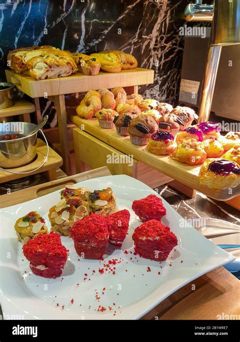 Petit-déjeuner hôtel pain céréales fruits frais