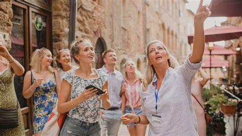 Guide touristique accueillant un groupe