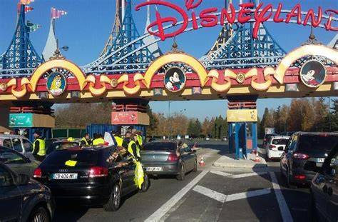 Gilets jaunes devant Disneyland Paris