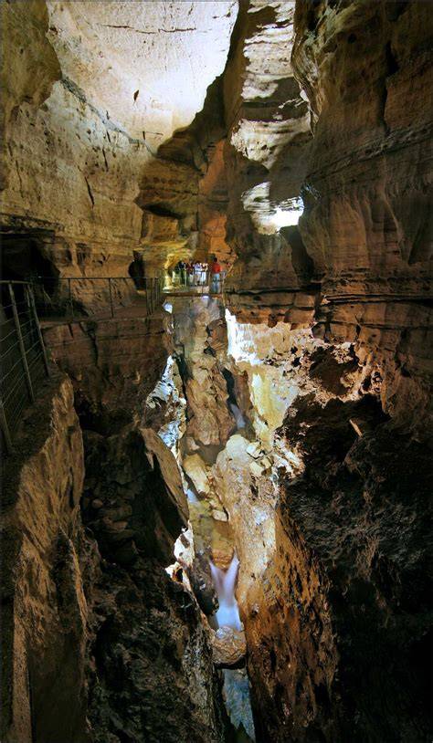Abîme de Bramabiau passage souterrain