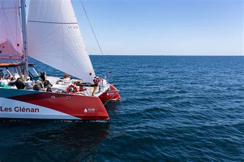 Catamaran à voile vers les Glénan