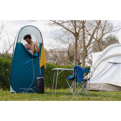 Douche solaire suspendue près tente camping