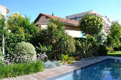 Jardin exotique et piscine circulaire