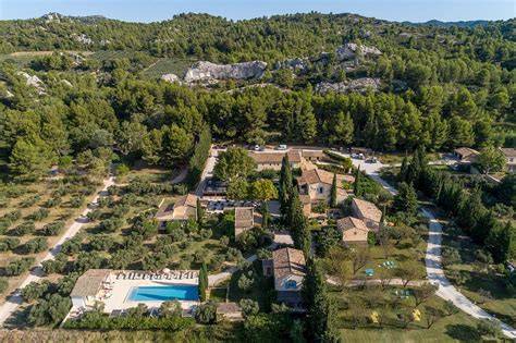 Hameau des Baux parmi les oliviers