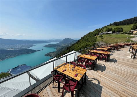 Terrasse Belle-Époque avec vue sur les sommets