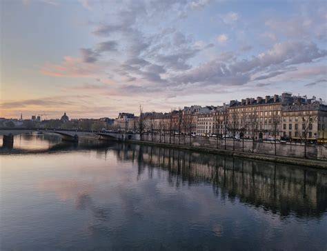 Quai Voltaire face au Louvre à Paris
