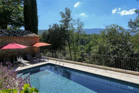 Colombier rénové avec vue sur village provençal