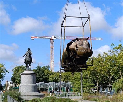 Place Napoléon et animaux mécaniques