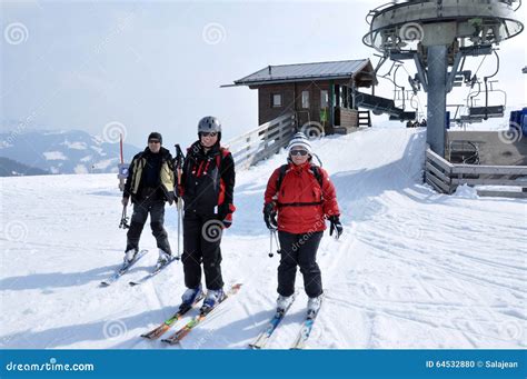 Groupe d’amis skiant dans les Alpes