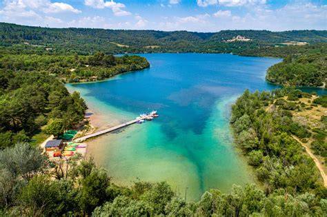 Camping La Farigoulette au bord du lac