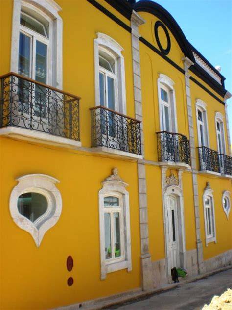 HI Tavira Pousada de Juventude façade colorée