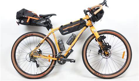 Vélo gravel équipé porte-bagages Ortlieb
